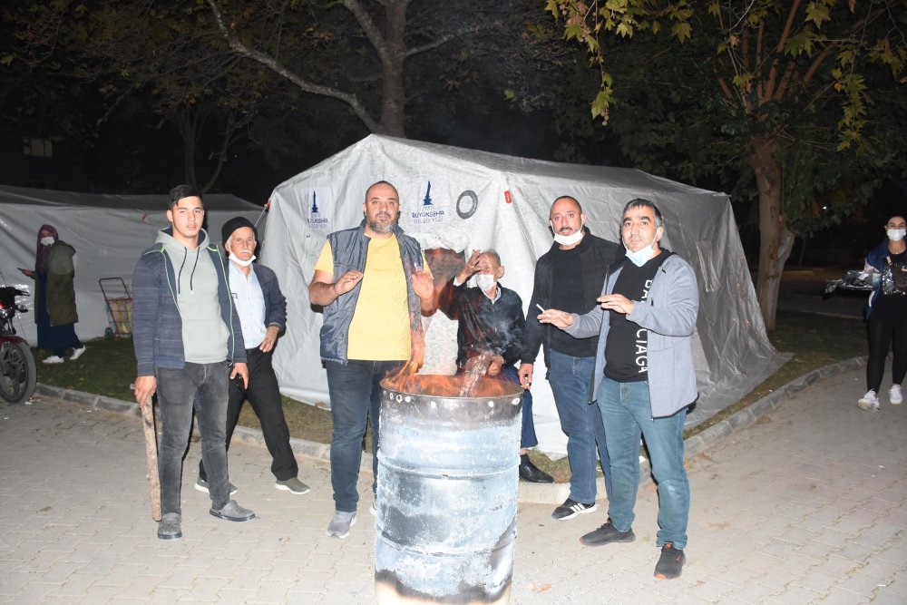 Depremzedeler geceyi ateş başında geçiriyor