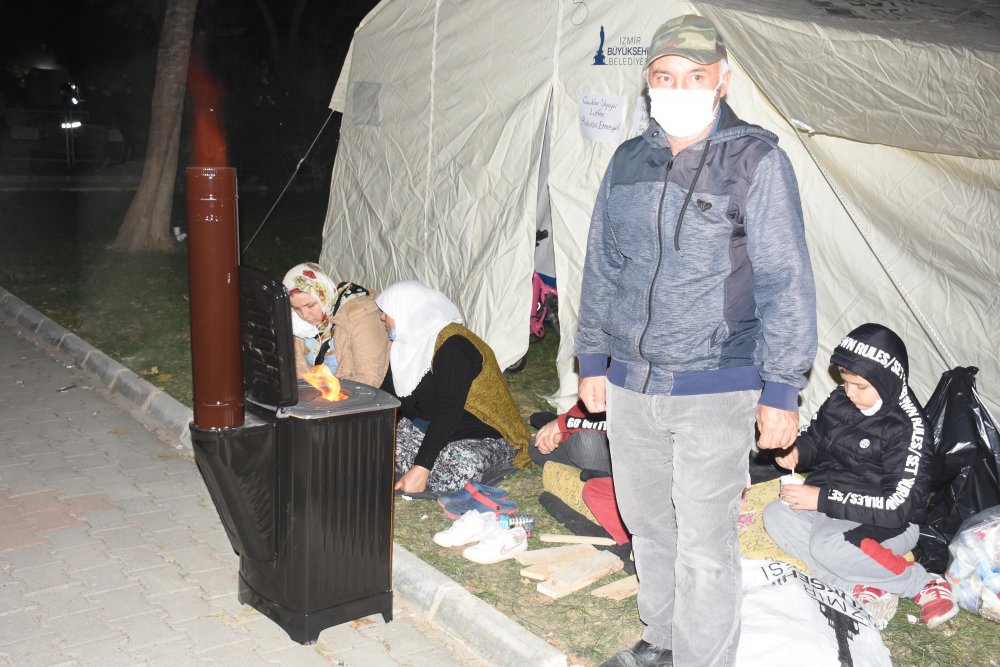 Depremzedeler geceyi ateş başında geçiriyor
