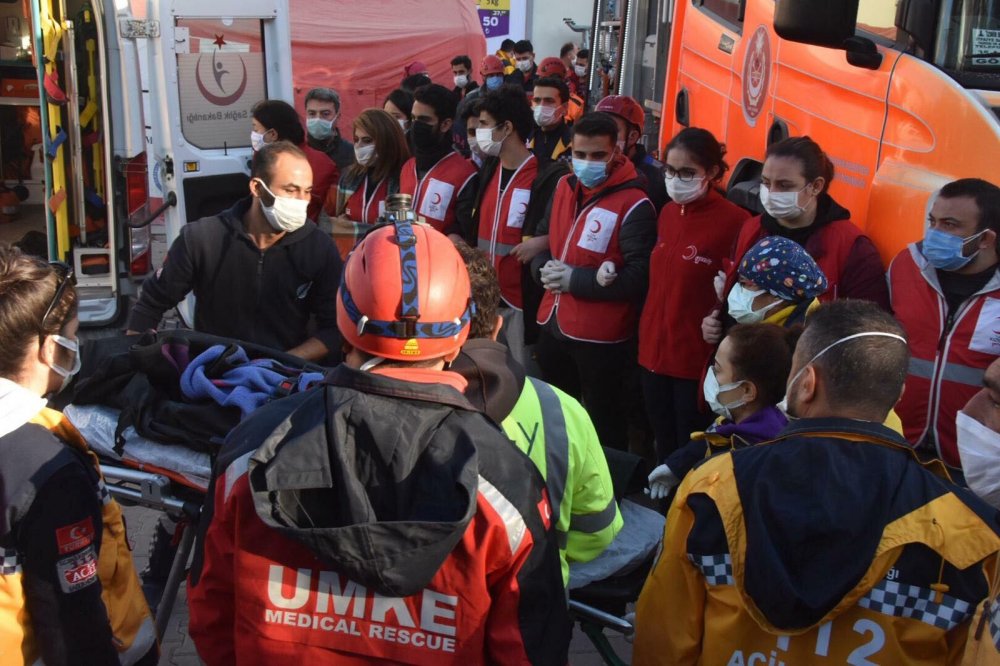 Doğanlar Apartmanı’nın enkazından 3 kişinin cansız bedeni çıkarıldı