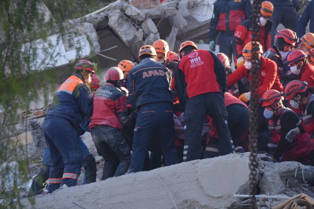 Doğanlar Apartmanı’nın enkazından 3 kişinin cansız bedeni çıkarıldı