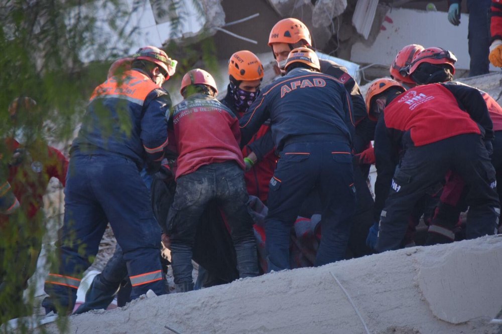 Doğanlar Apartmanı’nın enkazından 3 kişinin cansız bedeni çıkarıldı