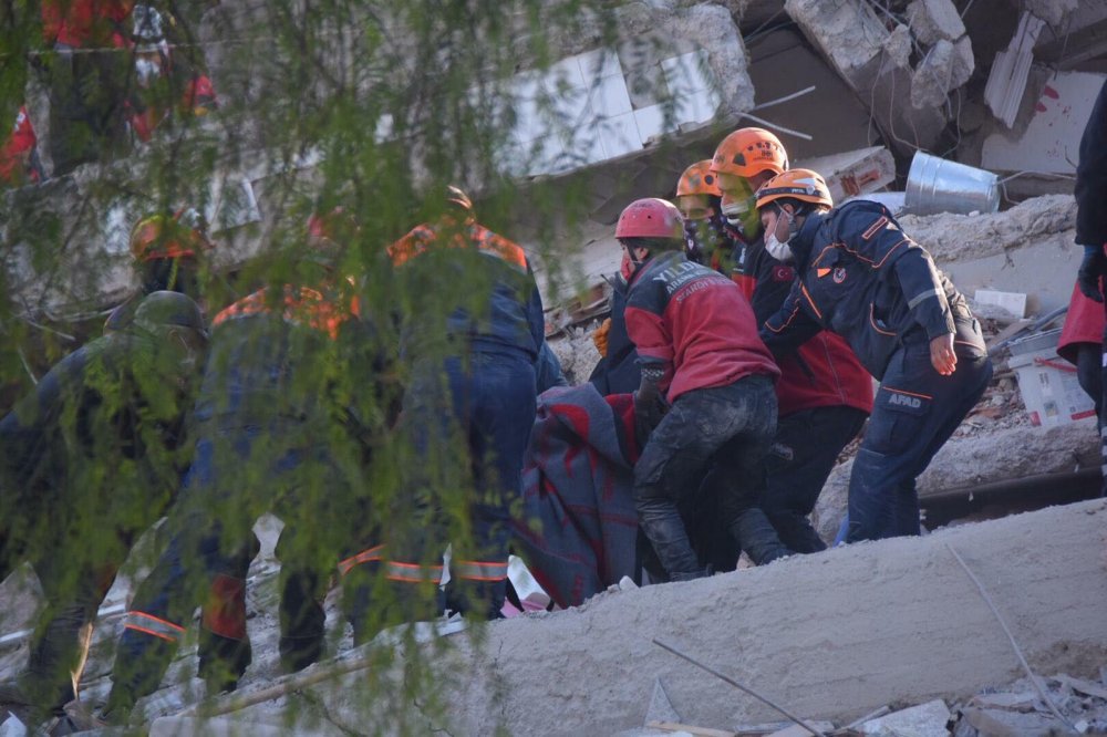 Doğanlar Apartmanı’nın enkazından 3 kişinin cansız bedeni çıkarıldı