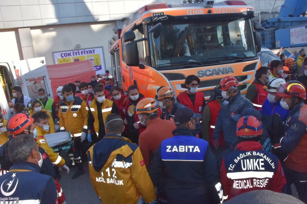 Doğanlar Apartmanı’nın enkazından 3 kişinin cansız bedeni çıkarıldı