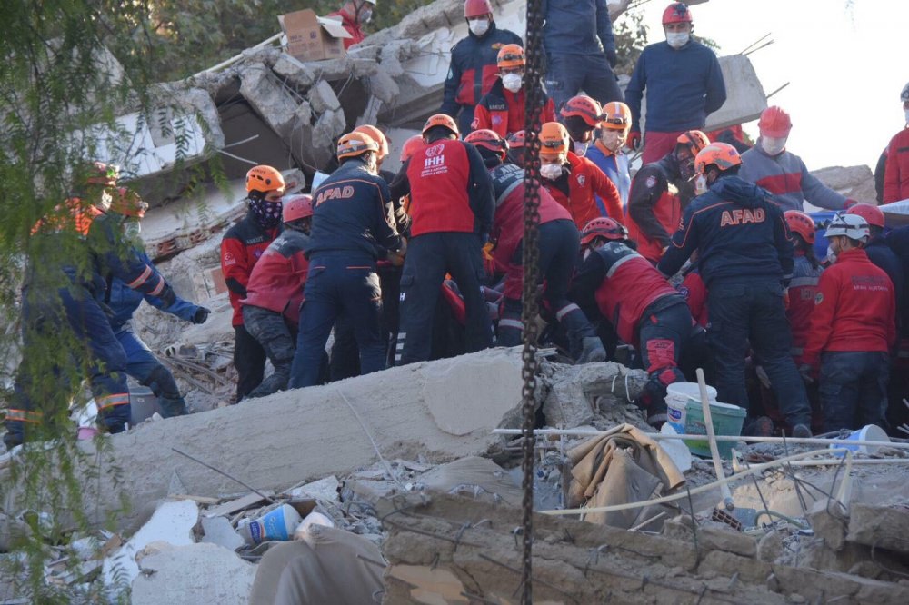 Doğanlar Apartmanı’nın enkazından 3 kişinin cansız bedeni çıkarıldı