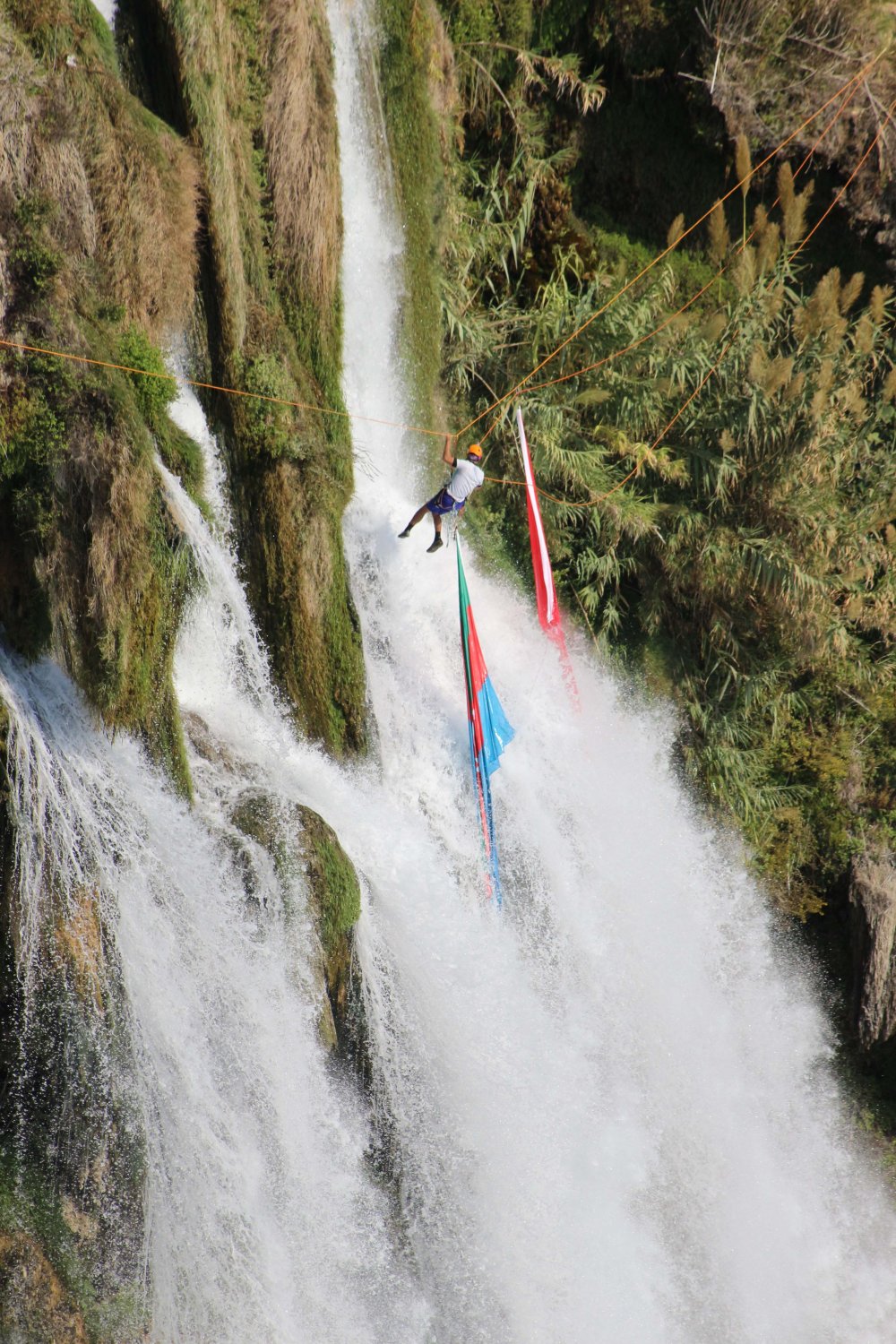 Düden Şelalesi'ne Türkiye ve Azerbaycan bayrakları asıldı