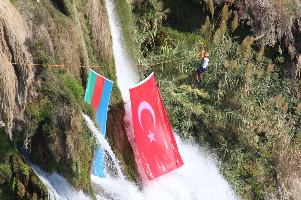 Düden Şelalesi'ne Türkiye ve Azerbaycan bayrakları asıldı