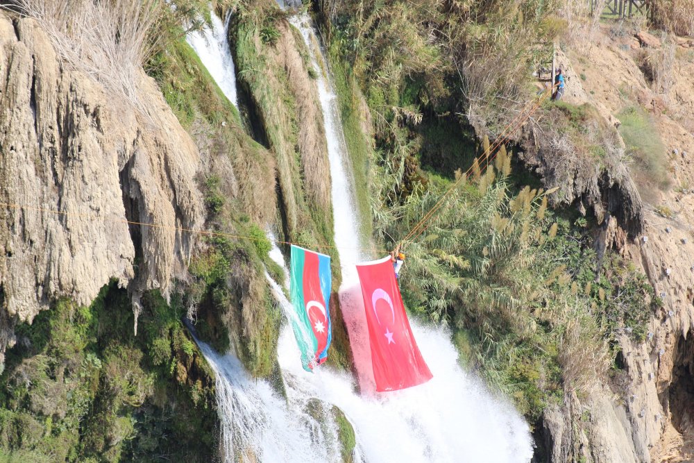 Düden Şelalesi'ne Türkiye ve Azerbaycan bayrakları asıldı
