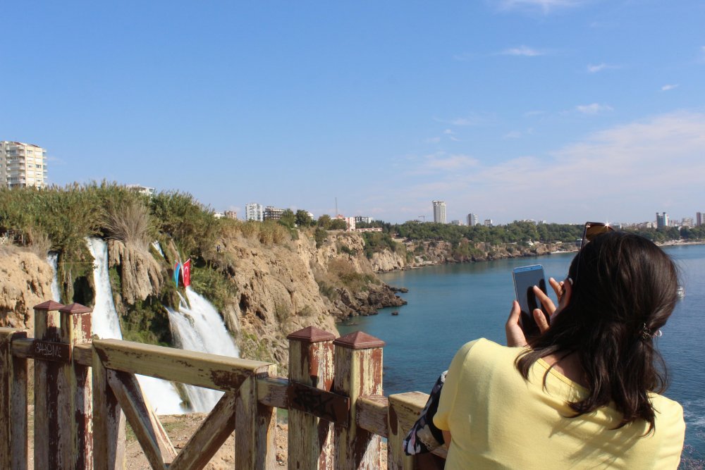 Düden Şelalesi'ne Türkiye ve Azerbaycan bayrakları asıldı