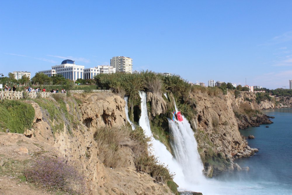 Düden Şelalesi'ne Türkiye ve Azerbaycan bayrakları asıldı