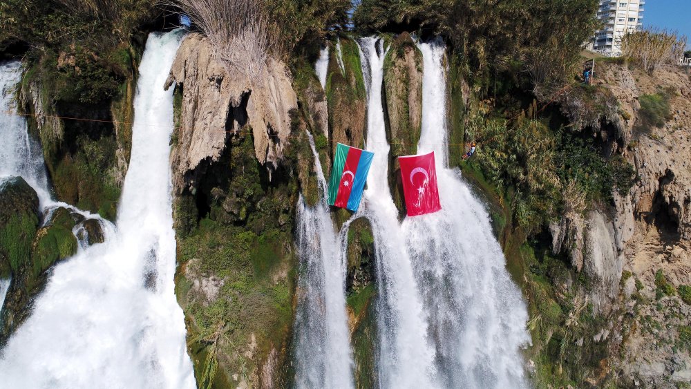 Düden Şelalesi'ne Türkiye ve Azerbaycan bayrakları asıldı
