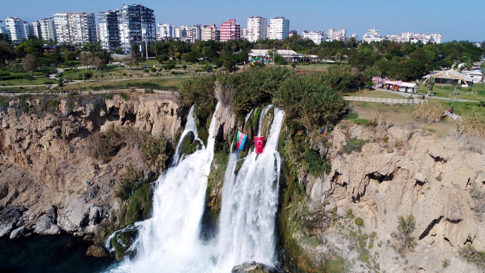Düden Şelalesi'ne Türkiye ve Azerbaycan bayrakları asıldı