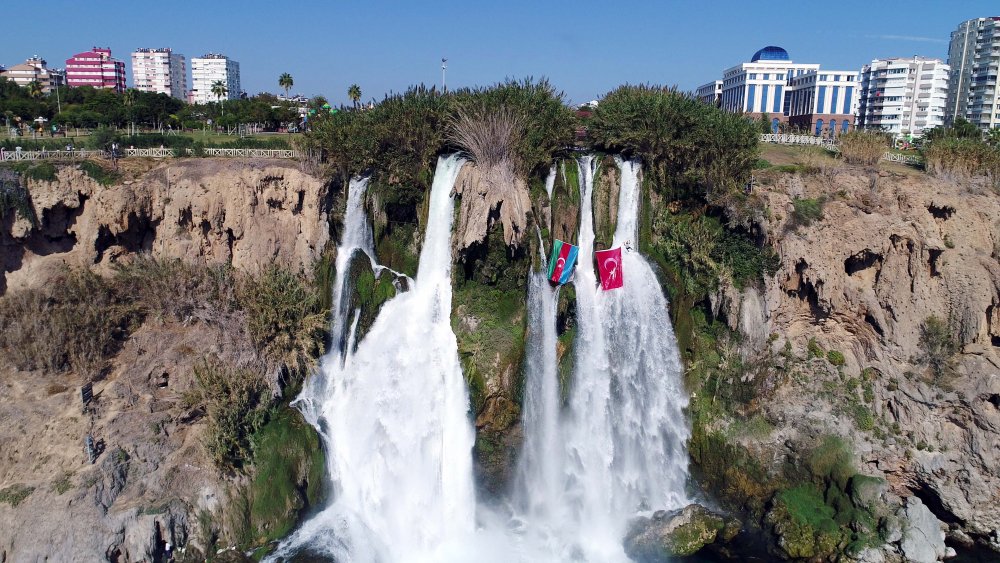 Düden Şelalesi'ne Türkiye ve Azerbaycan bayrakları asıldı