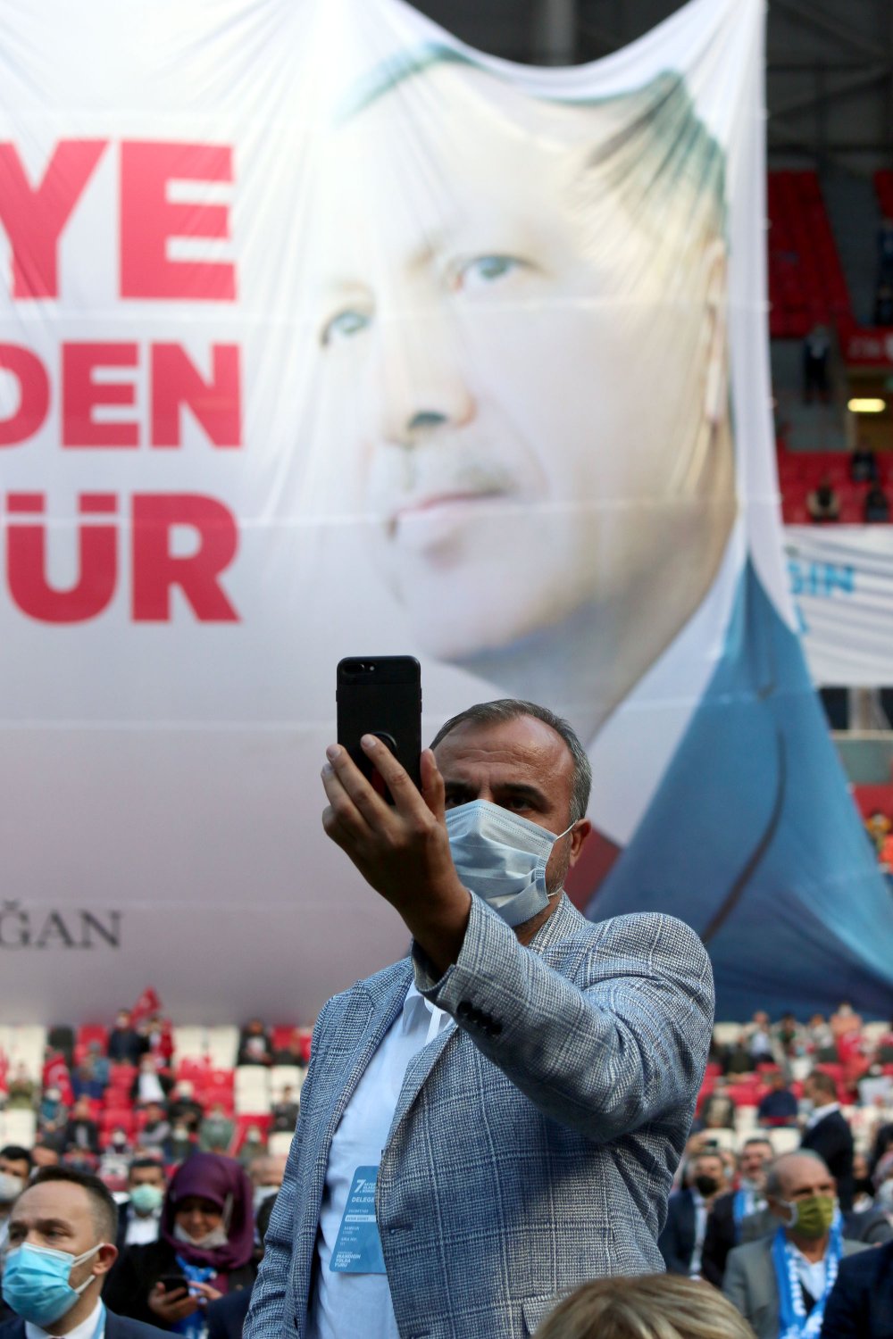 Erdoğan: İzmirli kardeşlerimizin yaralarını, soğuklar bastırmadan sarmakta kararlıyız