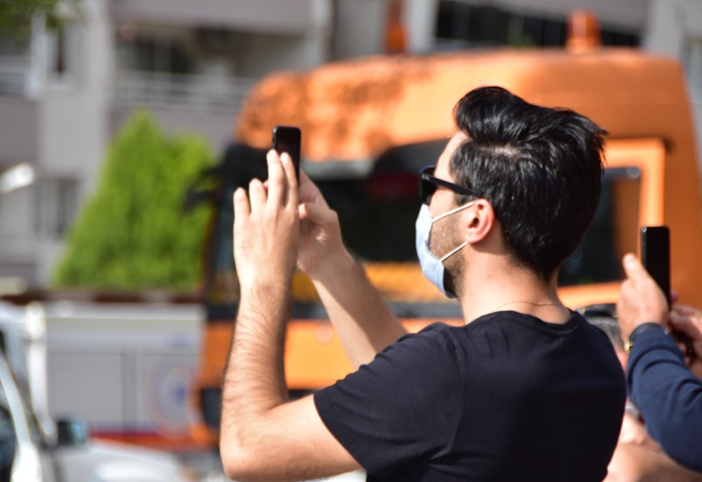 Fotoğraf çekmek için enkaz bölgesine gelenlere polisten uyarı