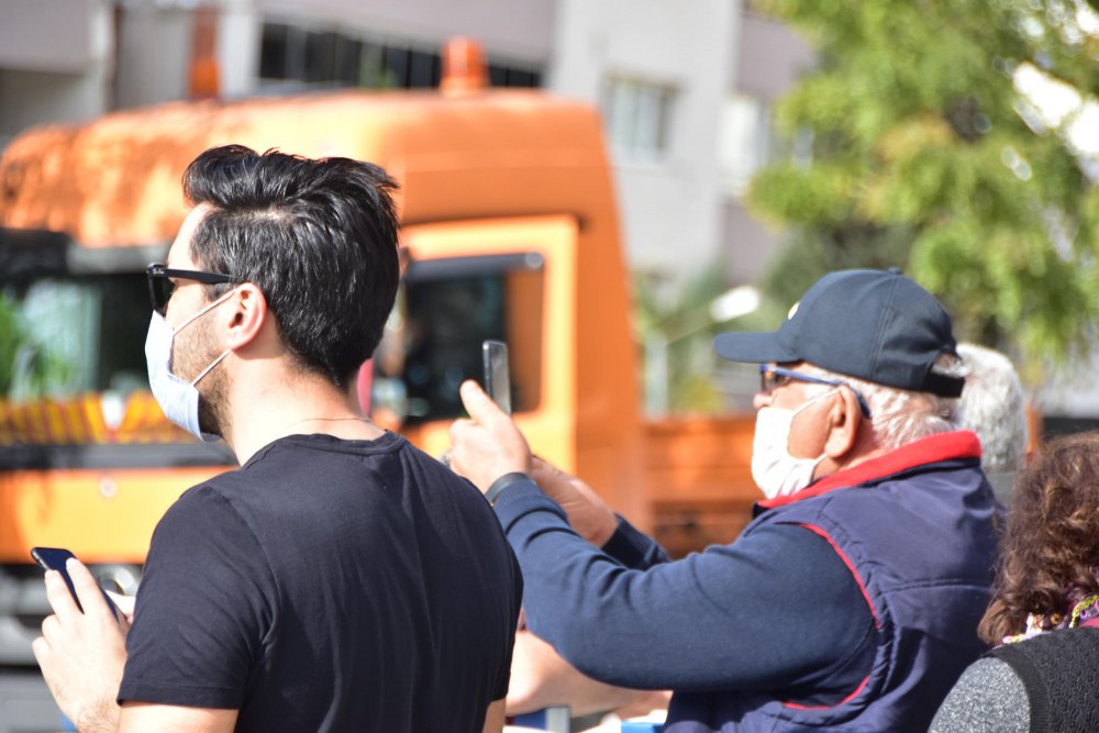 Fotoğraf çekmek için enkaz bölgesine gelenlere polisten uyarı