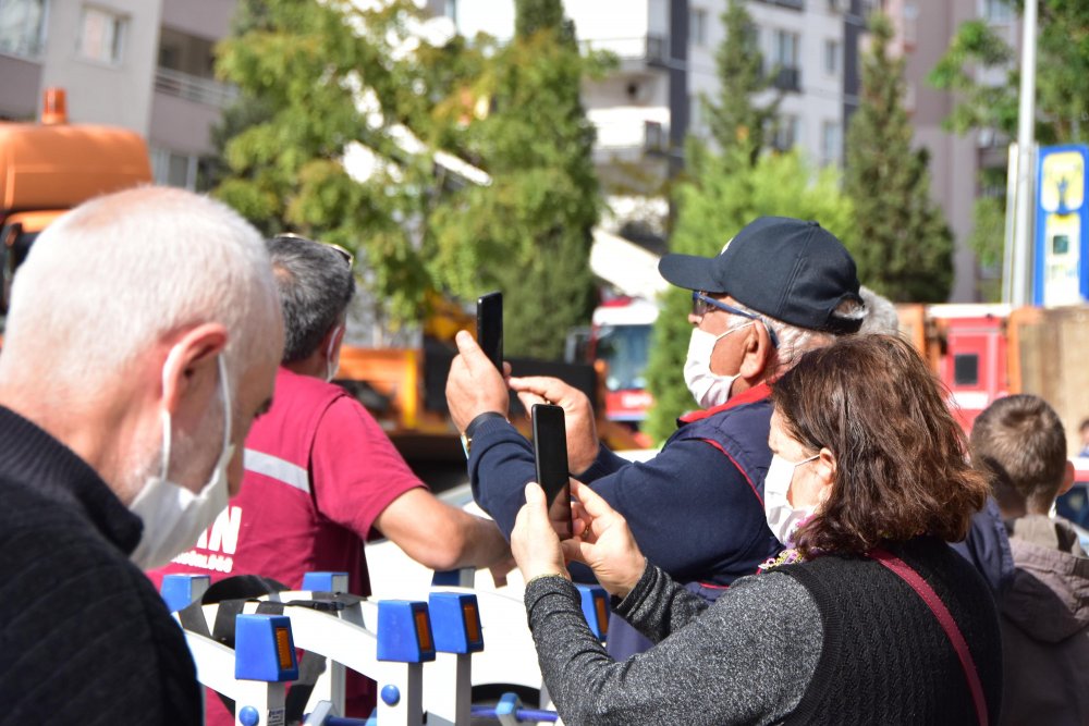 Fotoğraf çekmek için enkaz bölgesine gelenlere polisten uyarı