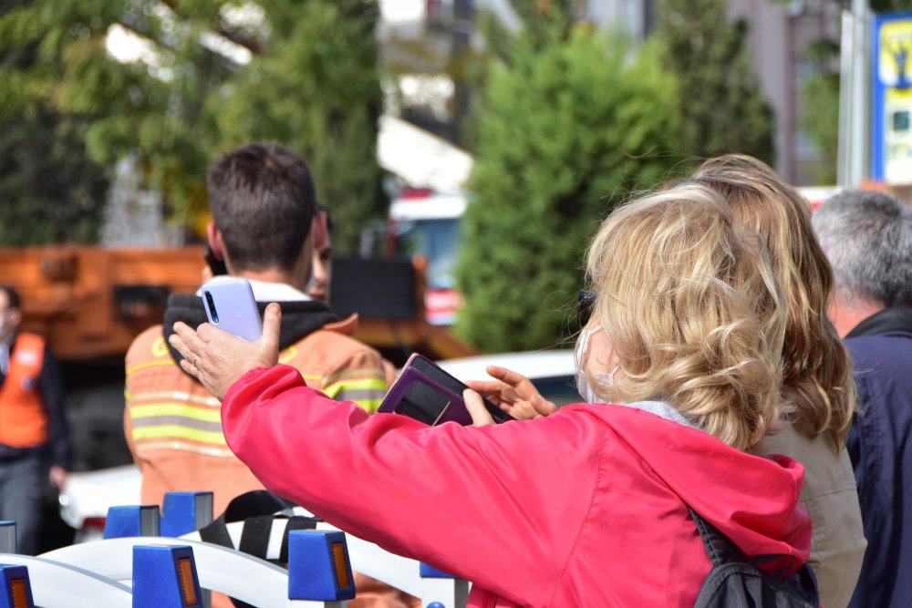 Fotoğraf çekmek için enkaz bölgesine gelenlere polisten uyarı