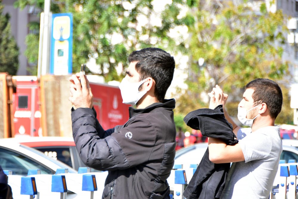 Fotoğraf çekmek için enkaz bölgesine gelenlere polisten uyarı