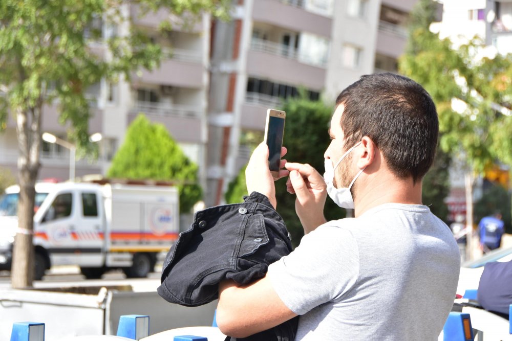 Fotoğraf çekmek için enkaz bölgesine gelenlere polisten uyarı