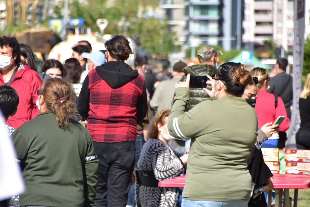Fotoğraf çekmek için enkaz bölgesine gelenlere polisten uyarı