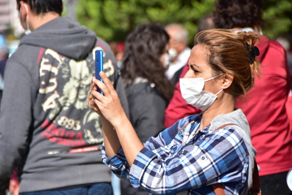 Fotoğraf çekmek için enkaz bölgesine gelenlere polisten uyarı