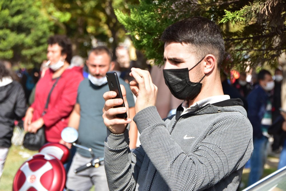 Fotoğraf çekmek için enkaz bölgesine gelenlere polisten uyarı