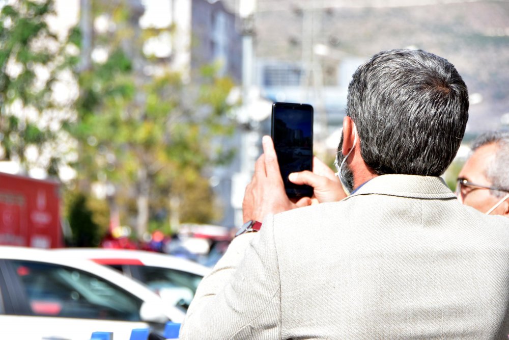 Fotoğraf çekmek için enkaz bölgesine gelenlere polisten uyarı