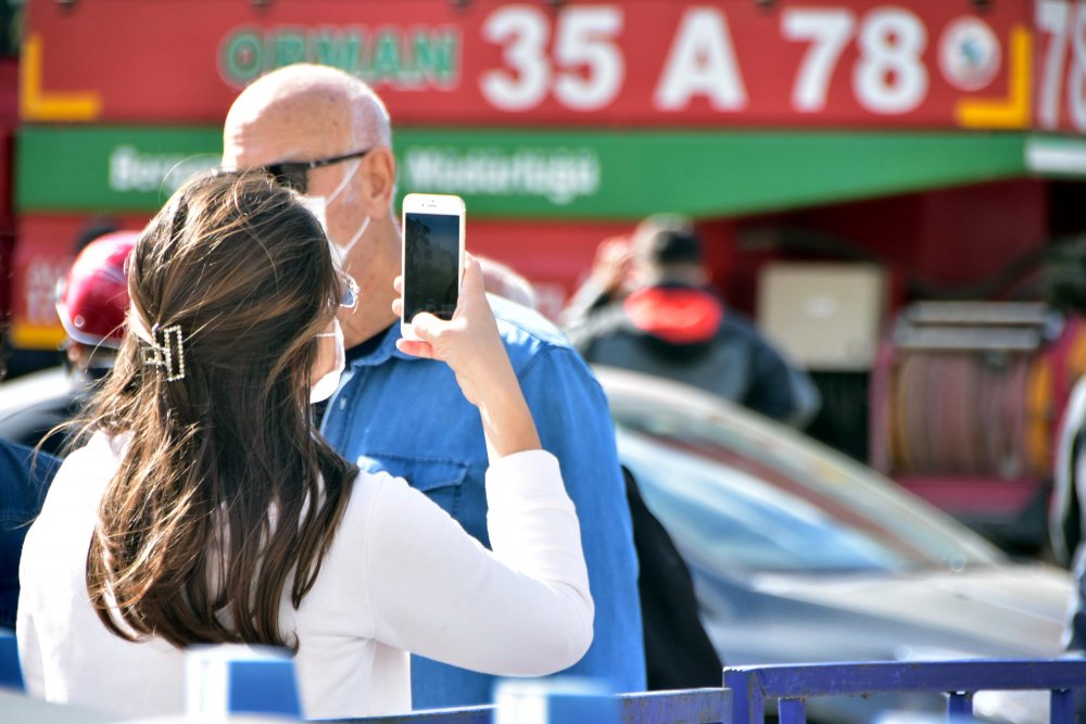 Fotoğraf çekmek için enkaz bölgesine gelenlere polisten uyarı