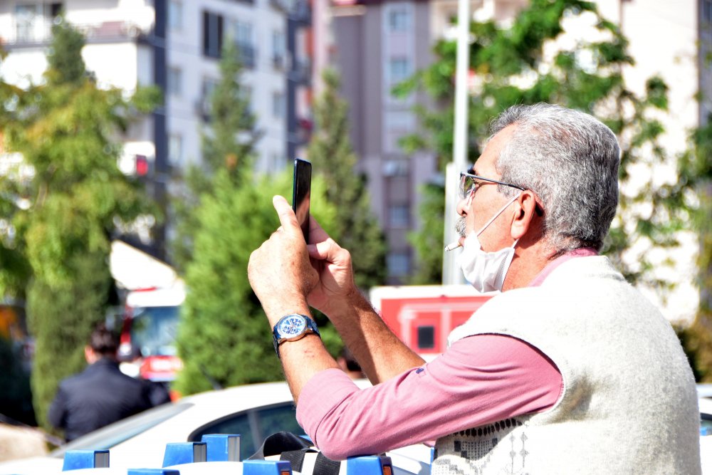 Fotoğraf çekmek için enkaz bölgesine gelenlere polisten uyarı