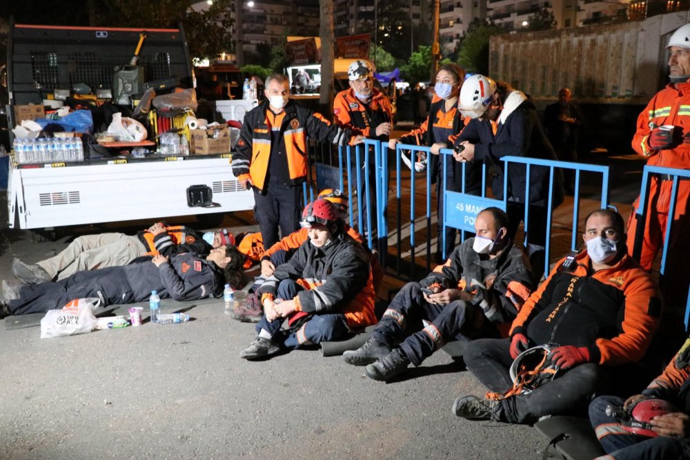 Gönüllü kahramanlar deprem bölgesinde, gece- gündüz fedakarca çalışıyor