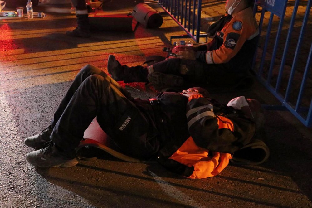 Gönüllü kahramanlar deprem bölgesinde, gece- gündüz fedakarca çalışıyor