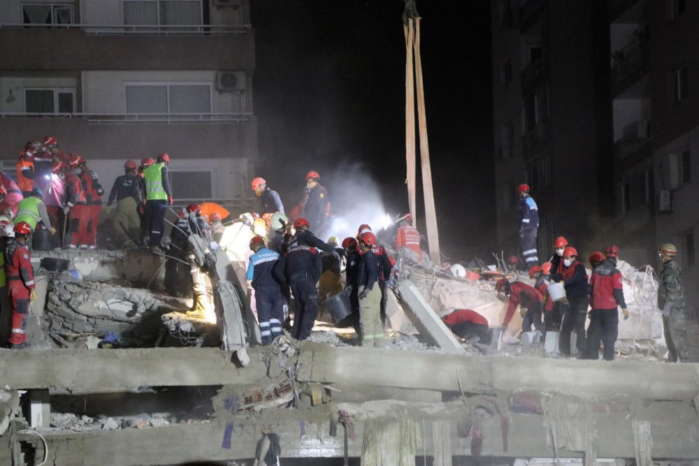 Gönüllü kahramanlar deprem bölgesinde, gece- gündüz fedakarca çalışıyor
