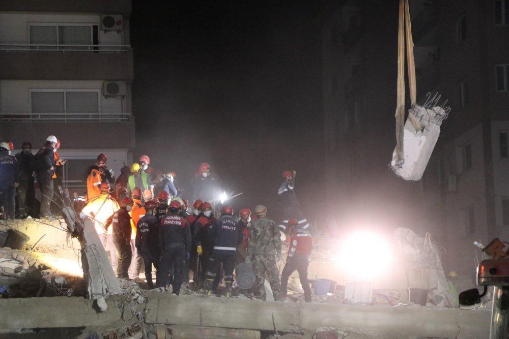 Gönüllü kahramanlar deprem bölgesinde, gece- gündüz fedakarca çalışıyor