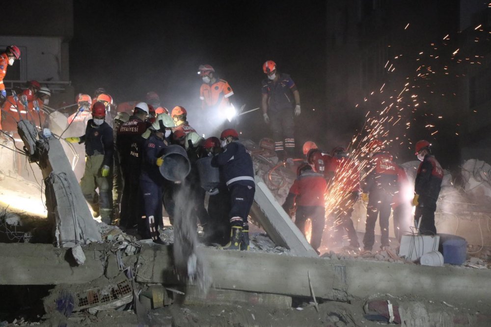 Gönüllü kahramanlar deprem bölgesinde, gece- gündüz fedakarca çalışıyor