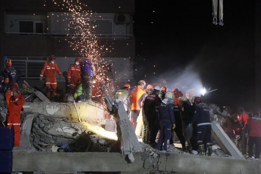 Gönüllü kahramanlar deprem bölgesinde, gece- gündüz fedakarca çalışıyor