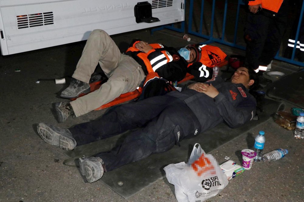 Gönüllü kahramanlar deprem bölgesinde, gece- gündüz fedakarca çalışıyor