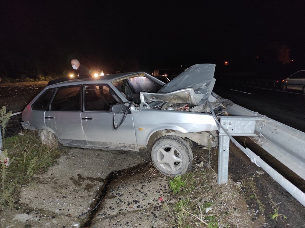 İneğe çarpan otomobil bariyerlere saplandı