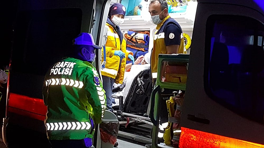 İneğe çarpan otomobil bariyerlere saplandı