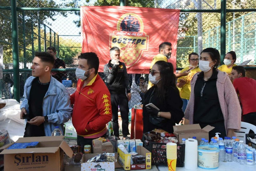 İzmir'de tribünler tek yürek