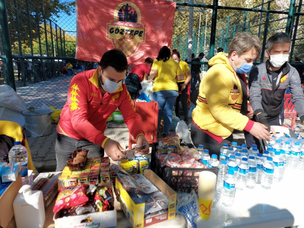 İzmir'de tribünler tek yürek