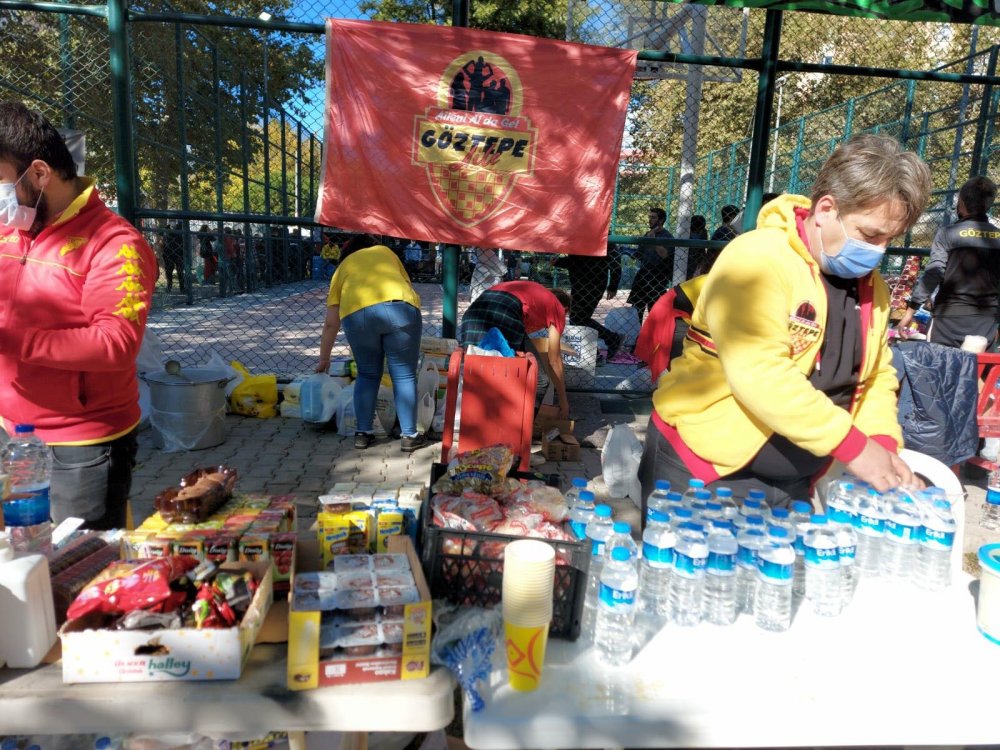 İzmir'de tribünler tek yürek