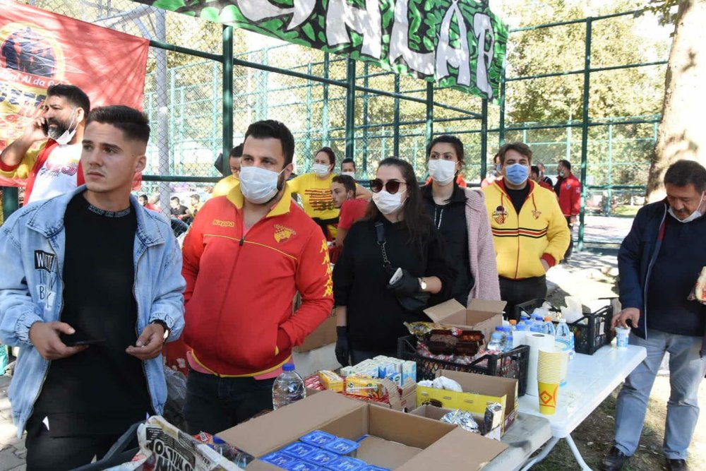 İzmir'de tribünler tek yürek