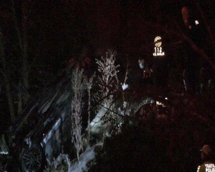 Kaza sonrası yanan otomobilde 2 kişi öldü, 2 kişi yaralandı