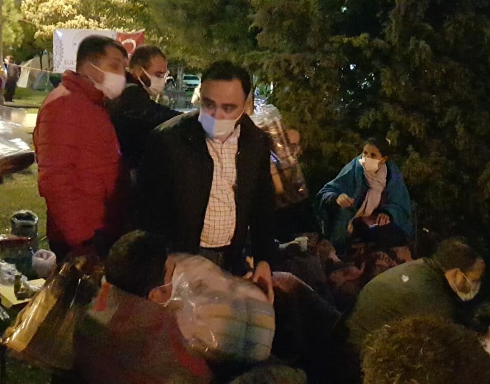 Kula'dan deprem bölgesine bin adet battaniye