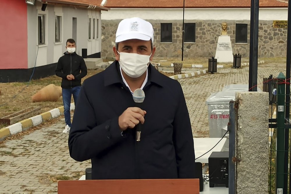 Protokol yola parke taşı döşedi, evin dış duvarını boyadı