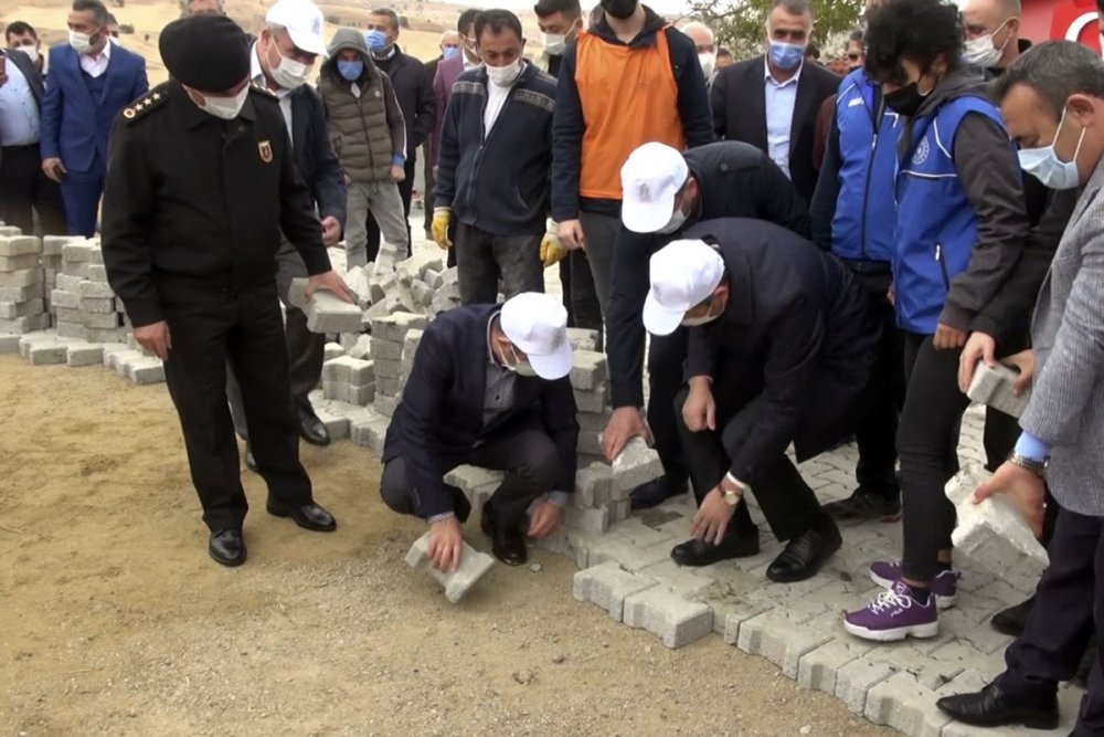 Protokol yola parke taşı döşedi, evin dış duvarını boyadı