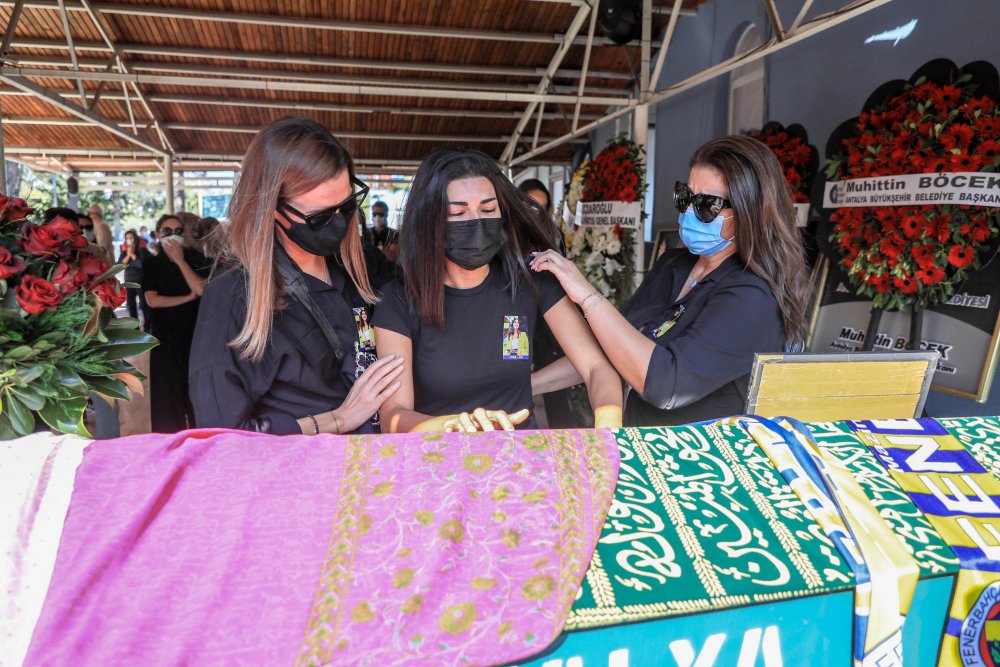 Sunucu Dilay Kemer, son yolculuğuna uğurlandı