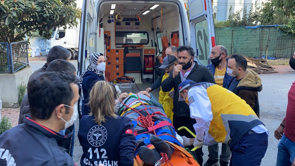 Ümraniye'de 4 katlı binanın çatısından düştü