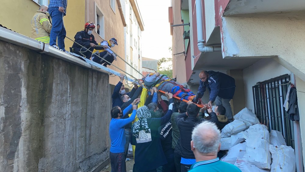 Ümraniye'de 4 katlı binanın çatısından düştü