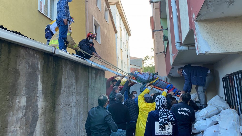 Ümraniye'de 4 katlı binanın çatısından düştü